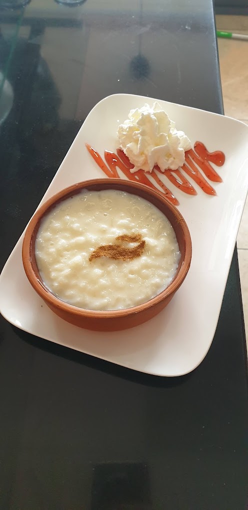 Köftebord met bulgur, meze en salade bij Kismet Lokanta