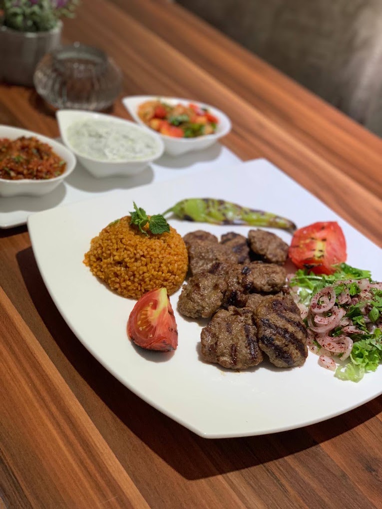 Köftebord met bulgur, meze en salade bij Kismet Lokanta