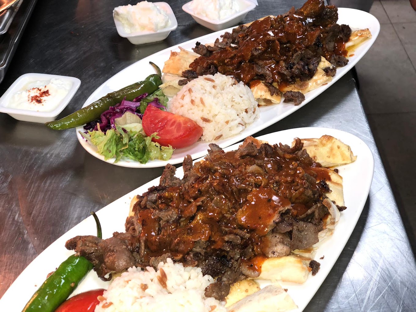 İskender: dungesneden döner op pide met tomatensaus, rijst en yoghurt bij Kismet Lokanta
